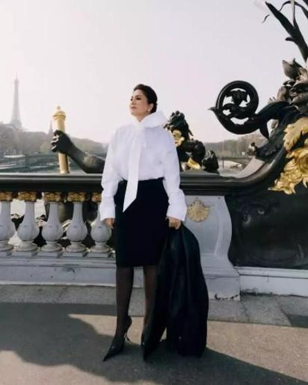 Sibel Can Paris pozlarıyla gündemde Şıklığı sanal medyayı büyüledi