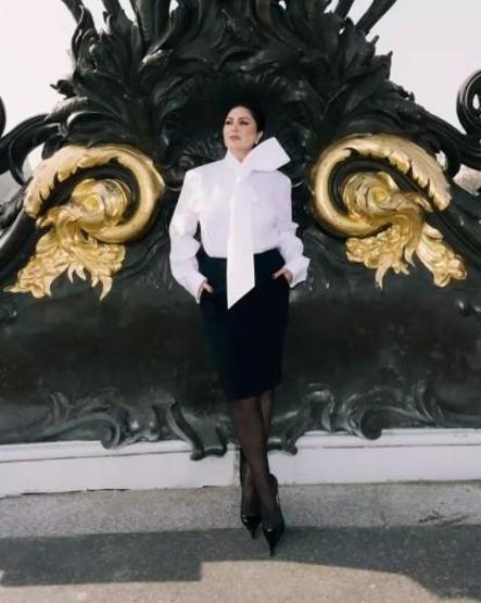 Sibel Can Paris pozlarıyla gündemde Şıklığı sanal medyayı büyüledi