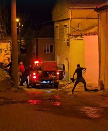 Altınları alıp evi benzinle yakmışlar: Yaşlı çiftin ölümünde oğul, gelin ve torun dahil 6 gözaltı