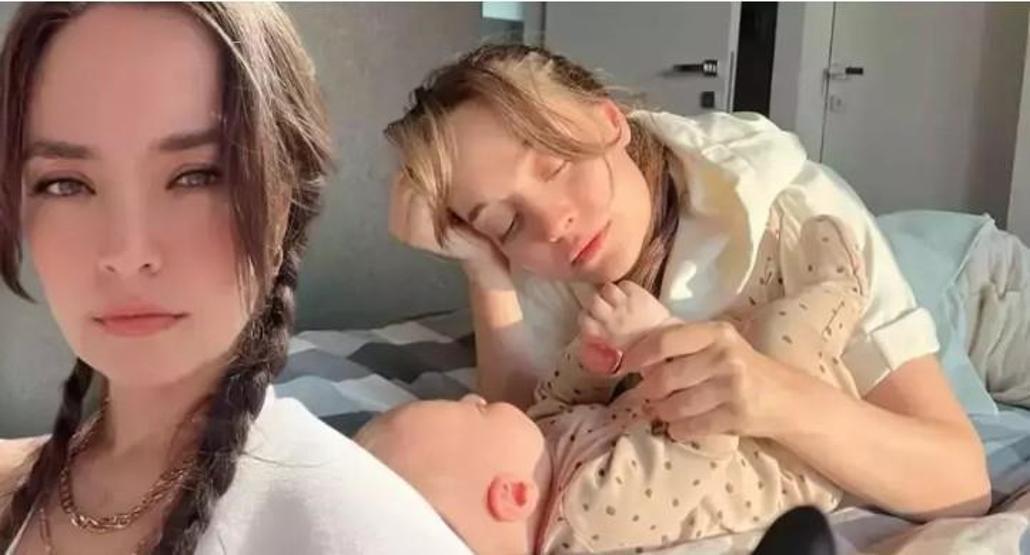 Zeynep Tuğçe Bayat ve Cansel Elçin’den mutluluk dolu aile pozu