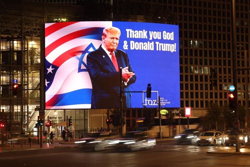 Tel Aviv’in kalbine Trump posterleri yerleştirildi: Üzerinde yazan mesaj dikkat çekici....
