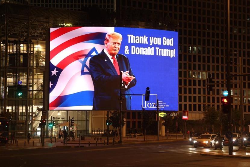 Tel Aviv’in kalbine Trump posterleri yerleştirildi: Üzerinde yazan mesaj dikkat çekici....