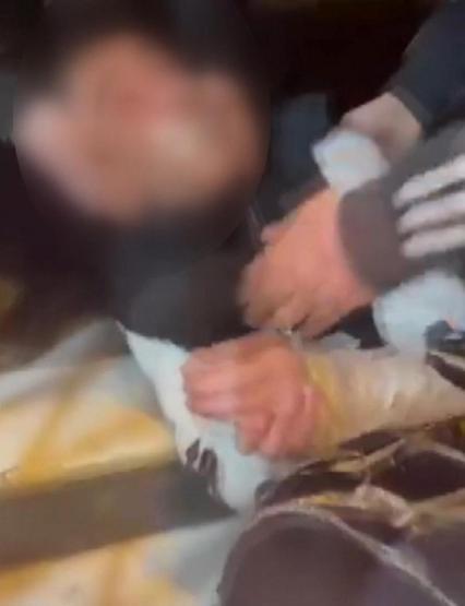 Fatihte dehşet anları Elleri ve ayakları bağlanan çocuğa darp… 7 kişi gözaltında