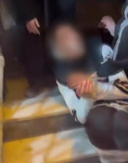 Fatihte dehşet anları Elleri ve ayakları bağlanan çocuğa darp… 7 kişi gözaltında