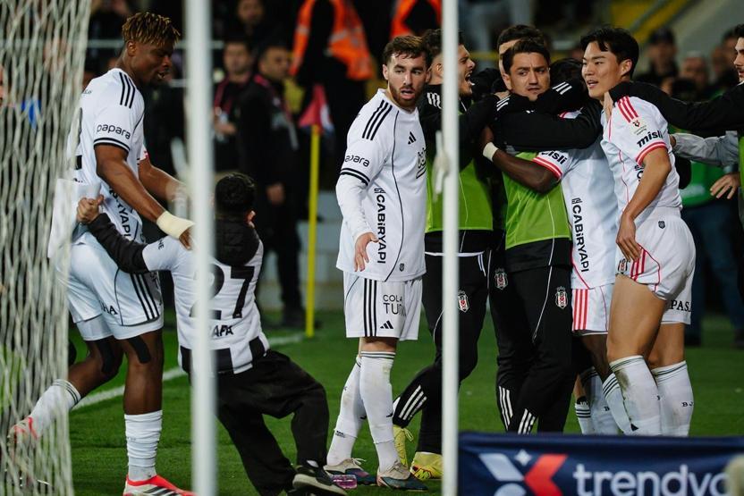 Orkun Kökçüden harika frikik golü Dar açıdan kaleciyi avladı...