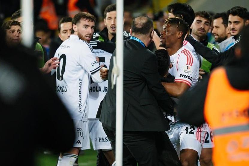 Orkun Kökçüden harika frikik golü Dar açıdan kaleciyi avladı...