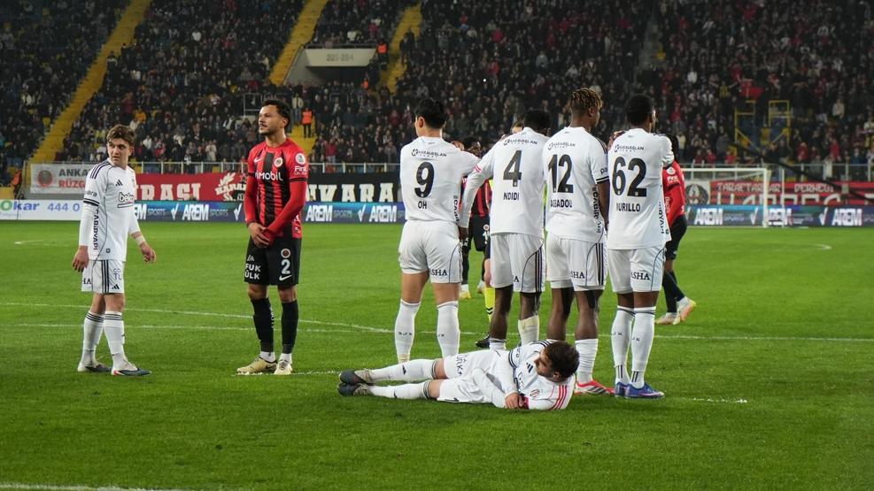 Orkun Kökçüden harika frikik golü Dar açıdan kaleciyi avladı...