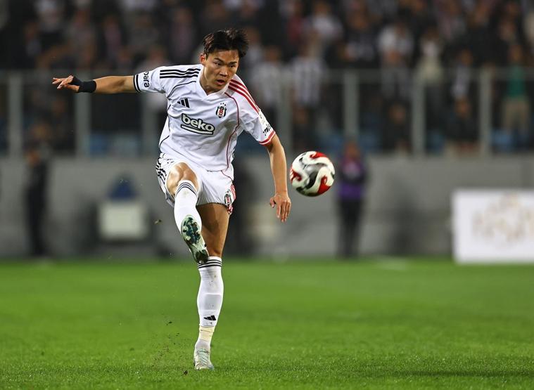 Orkun Kökçüden harika frikik golü Dar açıdan kaleciyi avladı...