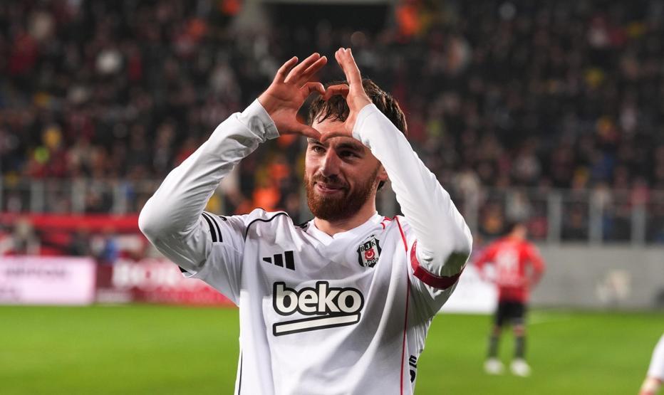 Orkun Kökçüden harika frikik golü Dar açıdan kaleciyi avladı...