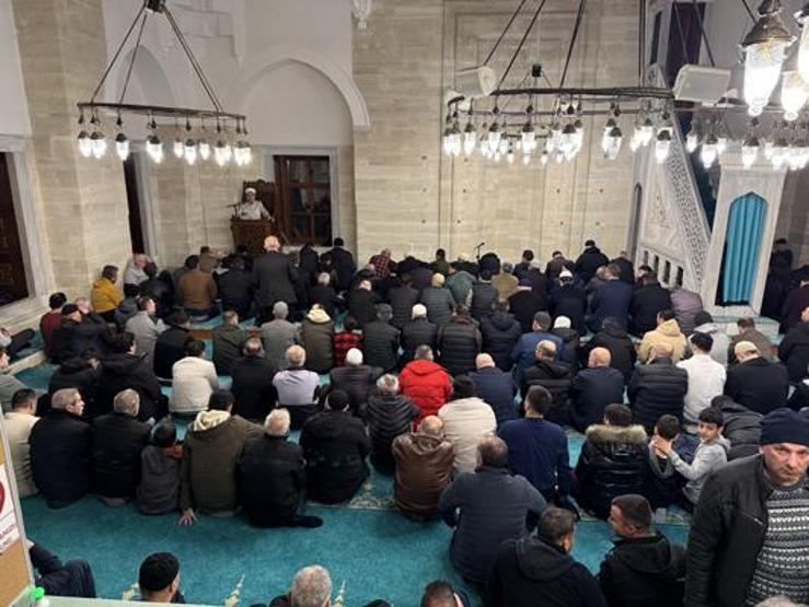Tüm yurtta Kadir Gecesi dualarla idrak edildi