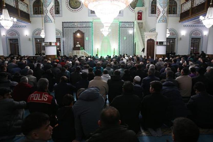 Tüm yurtta Kadir Gecesi dualarla idrak edildi