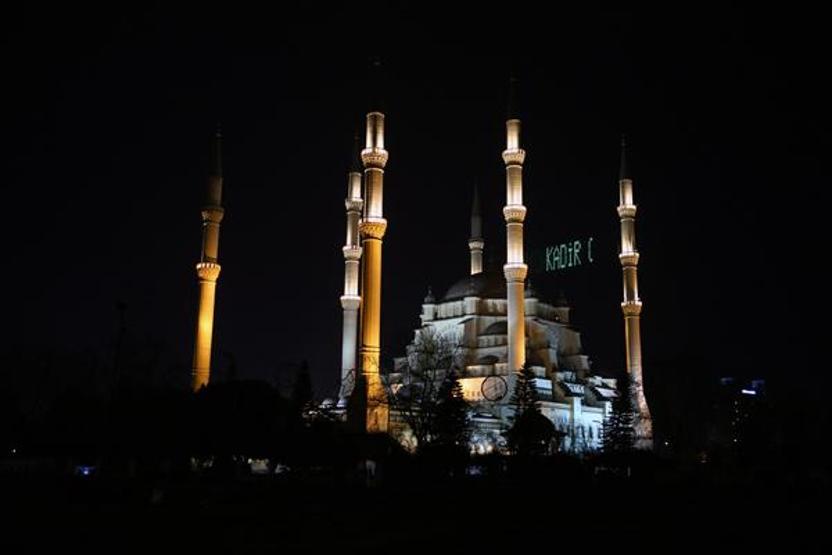 Tüm yurtta Kadir Gecesi dualarla idrak edildi