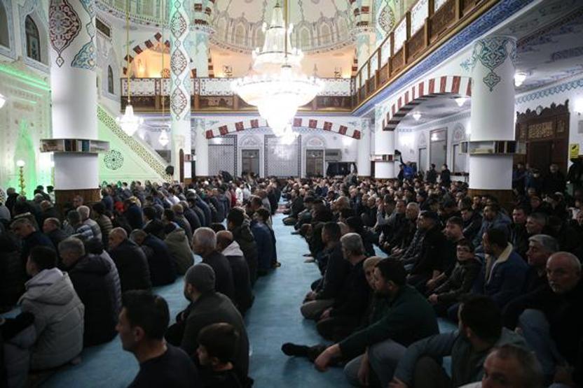 Tüm yurtta Kadir Gecesi dualarla idrak edildi