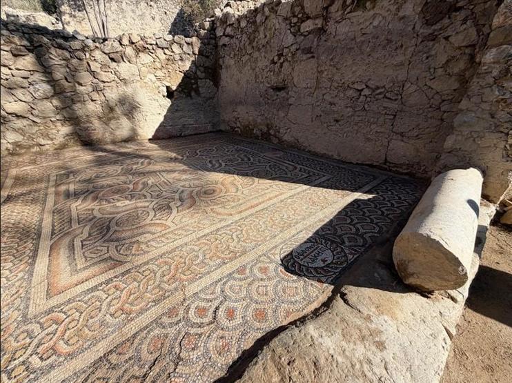 1500 yıllık sürpriz: Antik kentte “kıskanan çatlasın” yazılı mozaik bulundu