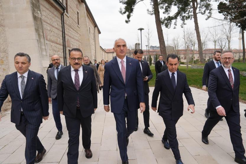 İki İznik Çinisi yıllar sonra yeniden Türkiye’de