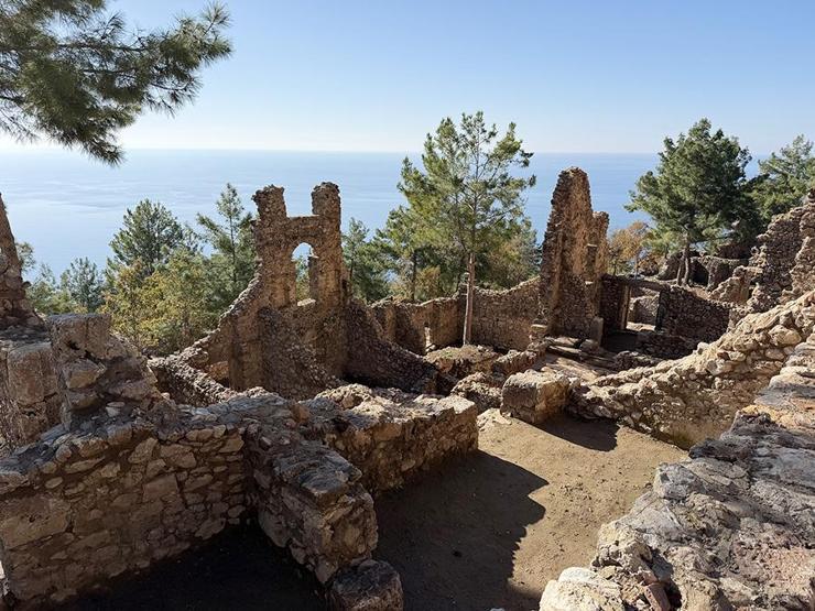 Syedra Antik Kentinde KISKANANLAR ÇATLASIN yazan mozaik bulundu