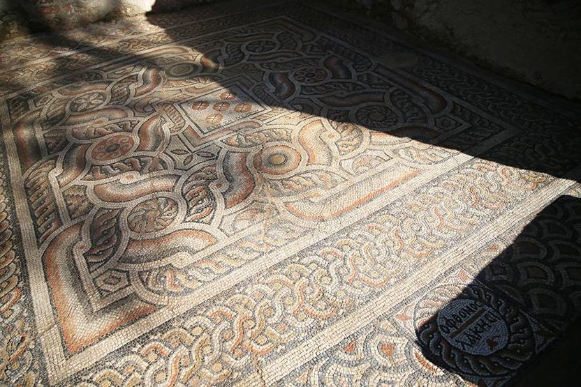 Syedra Antik Kentinde KISKANANLAR ÇATLASIN yazan mozaik bulundu