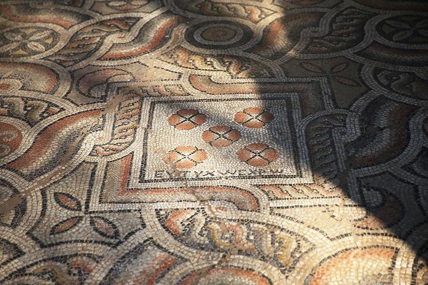 Syedra Antik Kentinde KISKANANLAR ÇATLASIN yazan mozaik bulundu