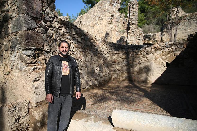 Syedra Antik Kentinde KISKANANLAR ÇATLASIN yazan mozaik bulundu