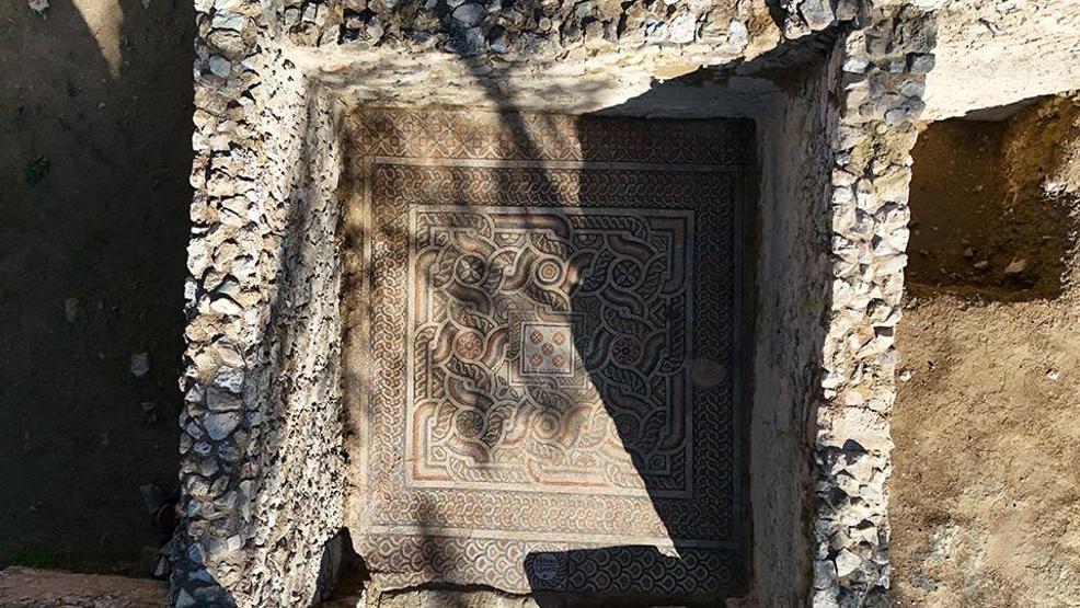 Syedra Antik Kentinde KISKANANLAR ÇATLASIN yazan mozaik bulundu