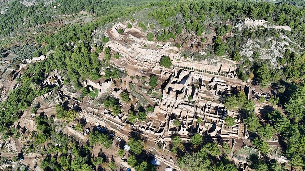 Syedra Antik Kentinde KISKANANLAR ÇATLASIN yazan mozaik bulundu