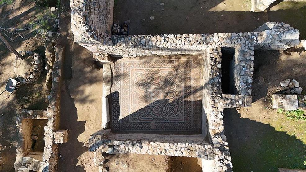 Syedra Antik Kentinde KISKANANLAR ÇATLASIN yazan mozaik bulundu