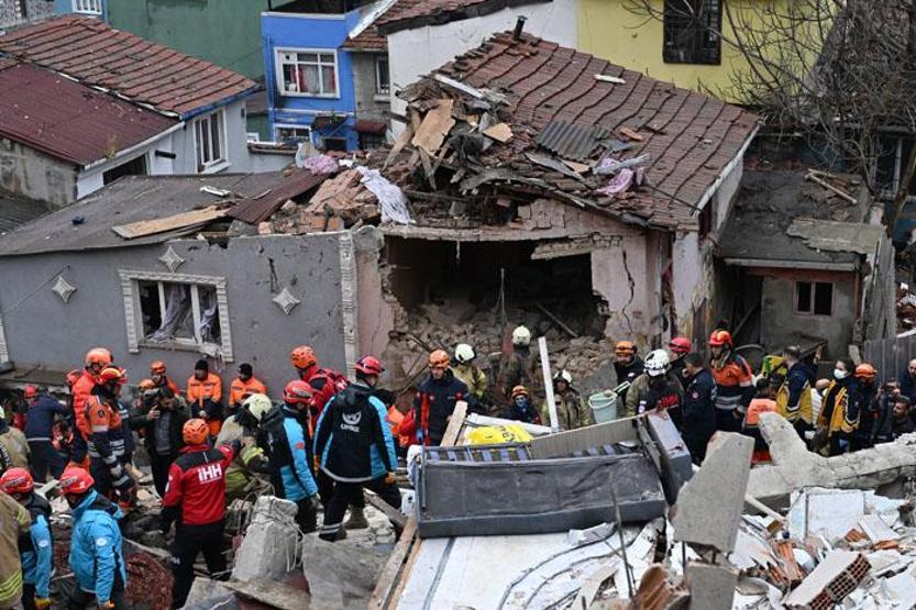 Fatihte iki bina çöktü O saniyeleri anlattı: Bomba patladı sandık