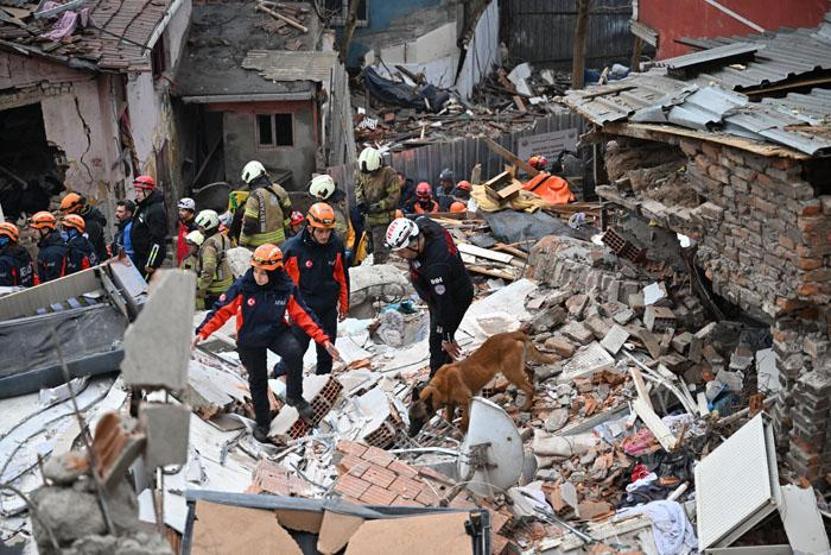 Fatihte iki bina çöktü O saniyeleri anlattı: Bomba patladı sandık