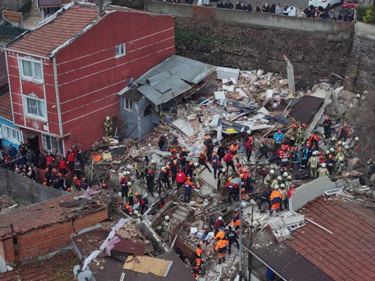 Fatihte iki bina çöktü O saniyeleri anlattı: Bomba patladı sandık