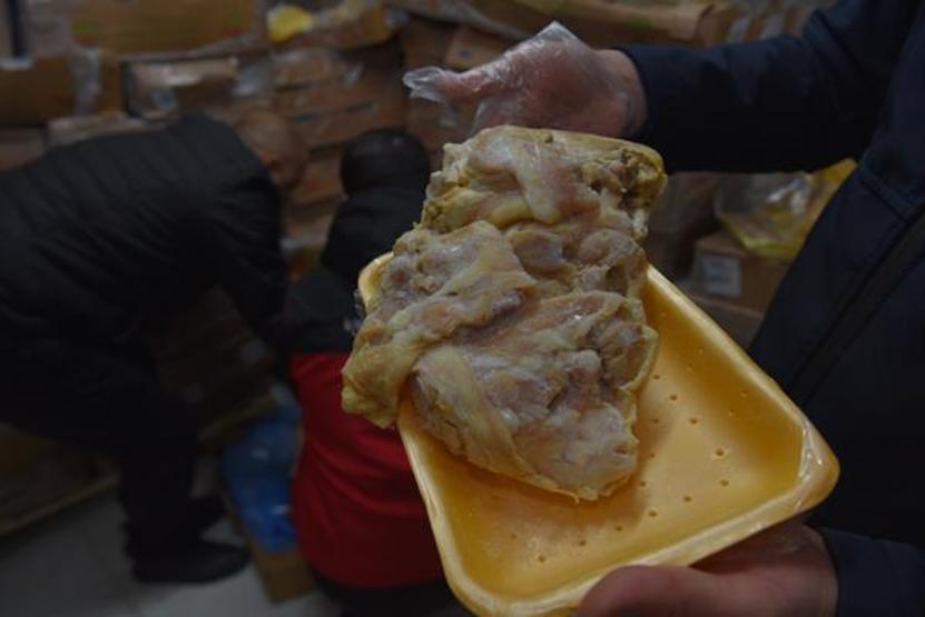 Vatandaşa yedireceklerdi, enselendiler 8 kamyon bozuk tavuk eti ele geçirildi
