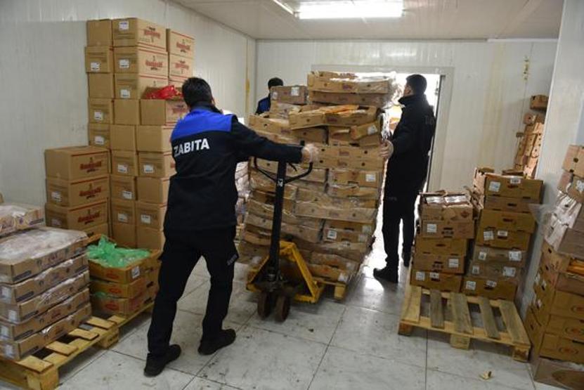 Vatandaşa yedireceklerdi, enselendiler 8 kamyon bozuk tavuk eti ele geçirildi