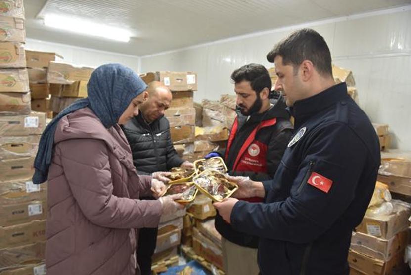 Vatandaşa yedireceklerdi, enselendiler 8 kamyon bozuk tavuk eti ele geçirildi