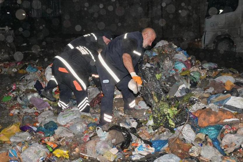 İşçilerin çöpte bulduğu 1 milyon 200 bin liralık altın sahibine teslim edildi