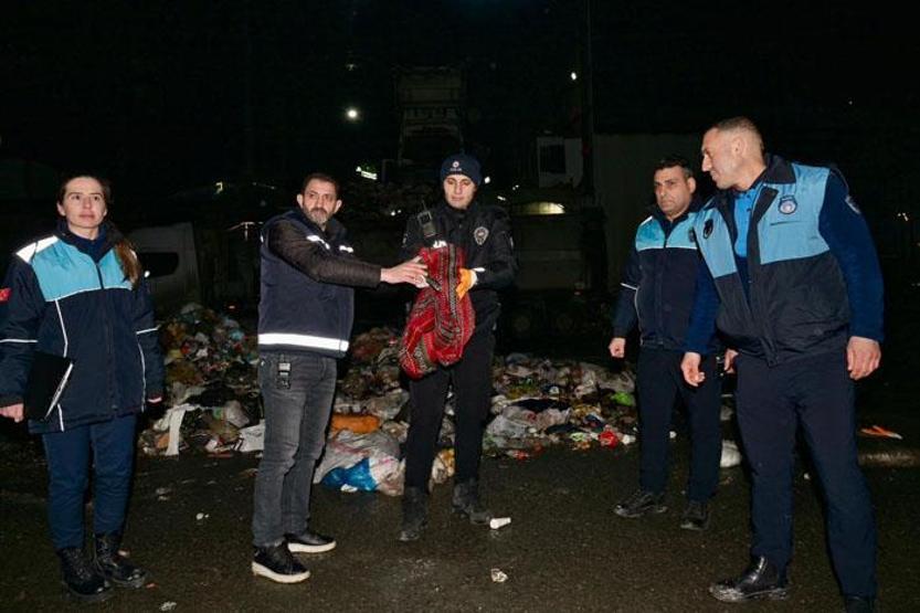 İşçilerin çöpte bulduğu 1 milyon 200 bin liralık altın sahibine teslim edildi