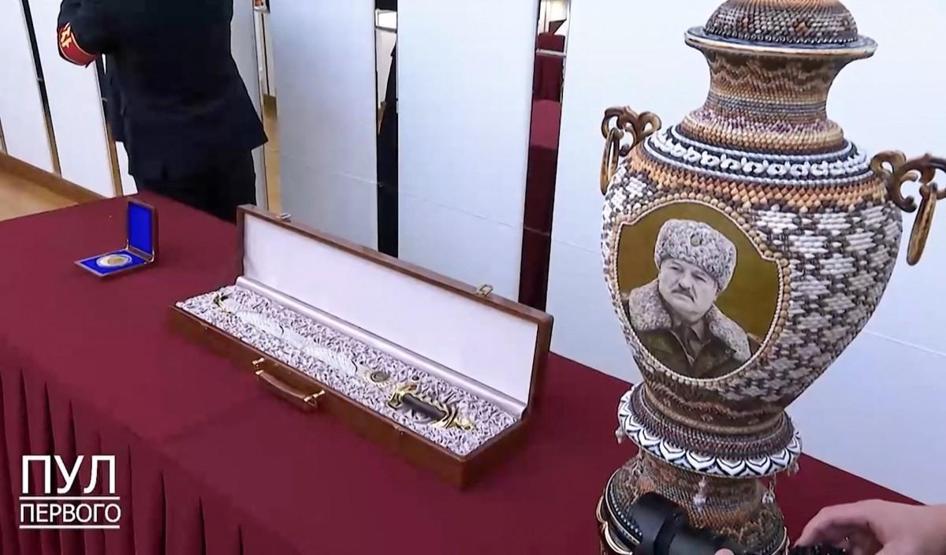 Kuzey Kore’de ‘silahlı’ zirve: “Düşmanlara karşı” bu hediyeyi verdi