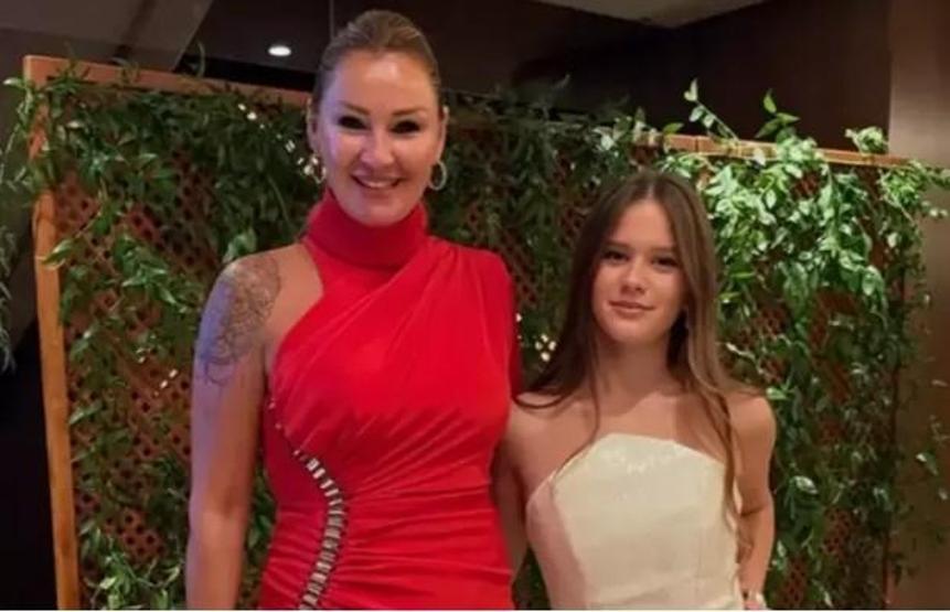 18 yıl sonra aynı sokaklarda Pınar Altuğ ve Yağmur Atacandan Pariste Romantik Anlar