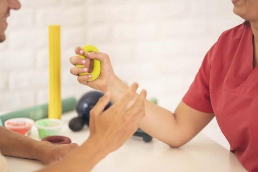 Yaşlı Kadınlarda Uzun Ömür İçin İki Basit Güç Testi Belirleyici Olabilir