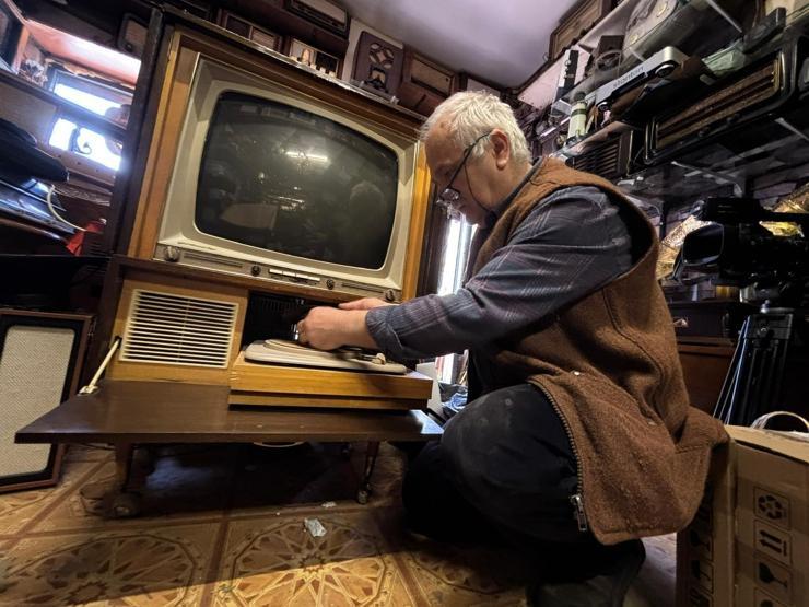 Bursa’da “nostalji doktoru” 40 yıldır antika radyolara yeniden hayat veriyor