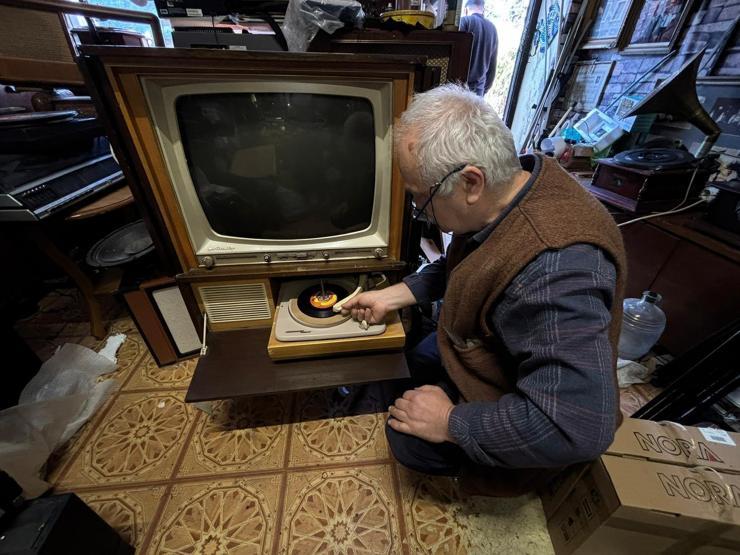 Bursa’da “nostalji doktoru” 40 yıldır antika radyolara yeniden hayat veriyor
