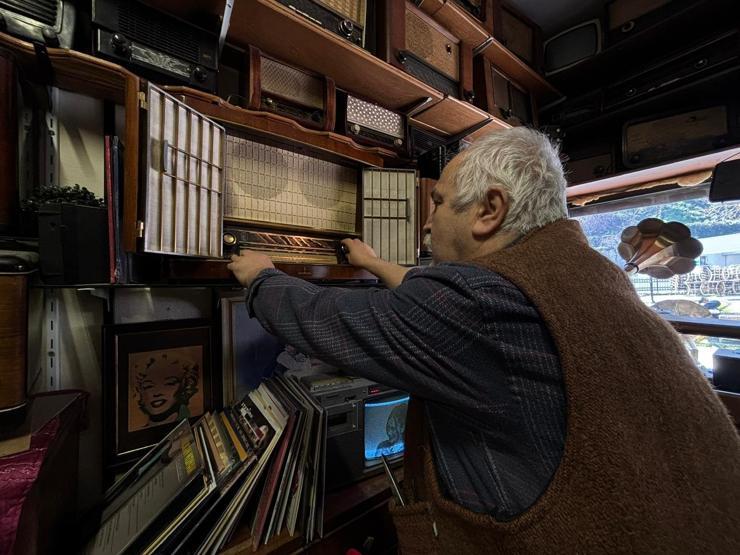 Bursa’da “nostalji doktoru” 40 yıldır antika radyolara yeniden hayat veriyor