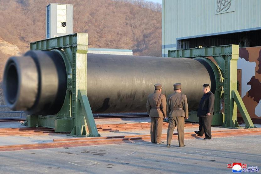 Kim Jong-un, füze motoru testini yerinde izledi