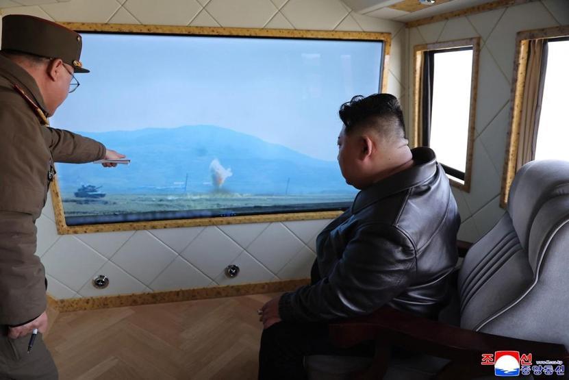 Kim Jong-un, füze motoru testini yerinde izledi