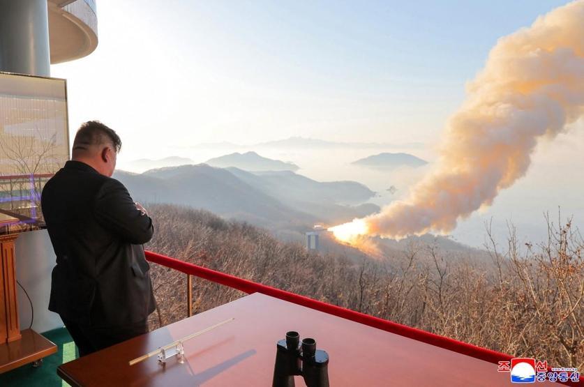 Kim Jong-un, füze motoru testini yerinde izledi
