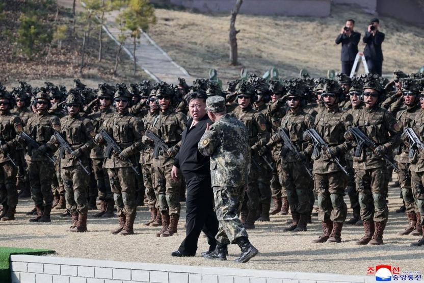 Kim Jong-un, füze motoru testini yerinde izledi