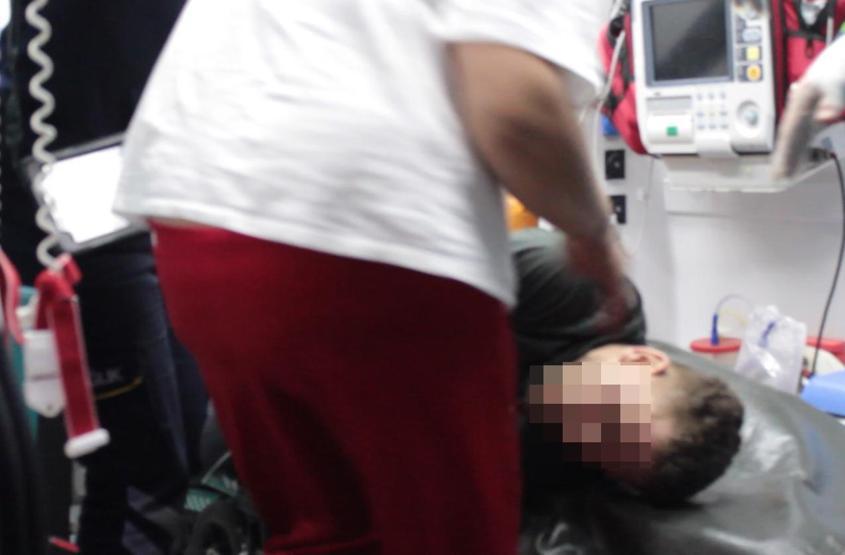 Annesinin, erkek arkadaşını bıçakladı Hastanede ortalığı birbirine kattı