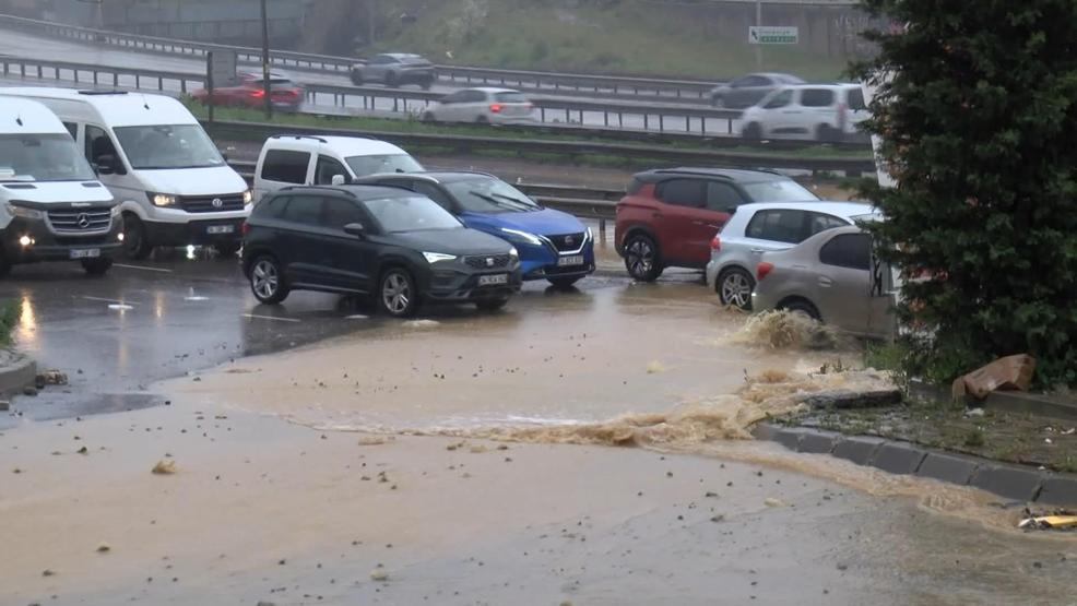 Çekmeköyde dere yola taştı Kadıköy istikameti trafiğe kapatıldı