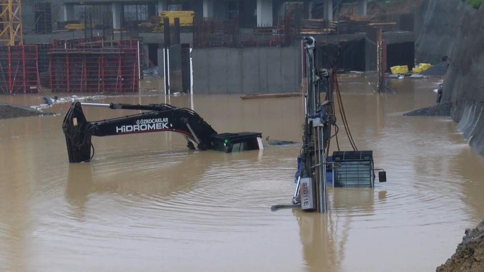 Çekmeköyde dere yola taştı Kadıköy istikameti trafiğe kapatıldı