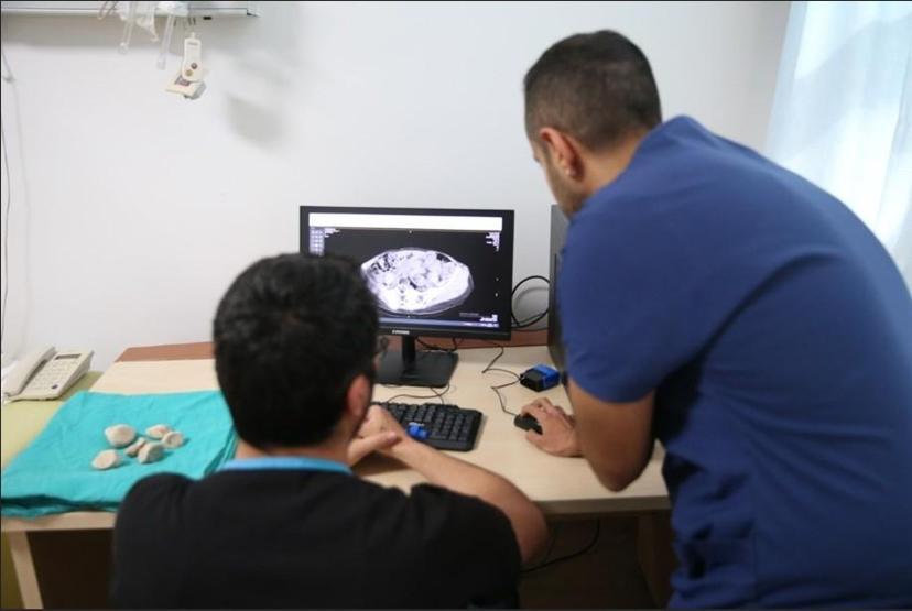 İdrar kanalı ve mesaneden yarım kiloya yakın 6 taş çıkarıldı Doktorlar bile şaşkına döndü
