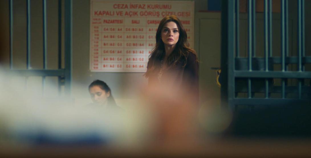 Alya, Cihan’la Meryem’i el ele yakaladı