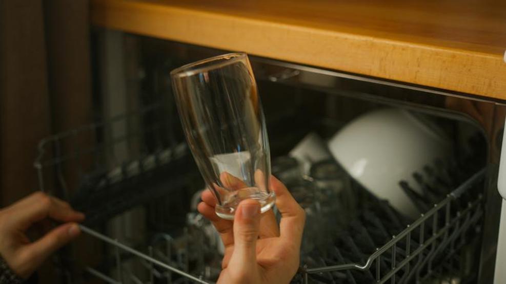 Hem ucuz hem doğal Eski bardakları kristale çeviren yöntem Herkesin evinde bulunan malzemelerle etkili sonuç 10-15 dakika bekletmek yetiyor